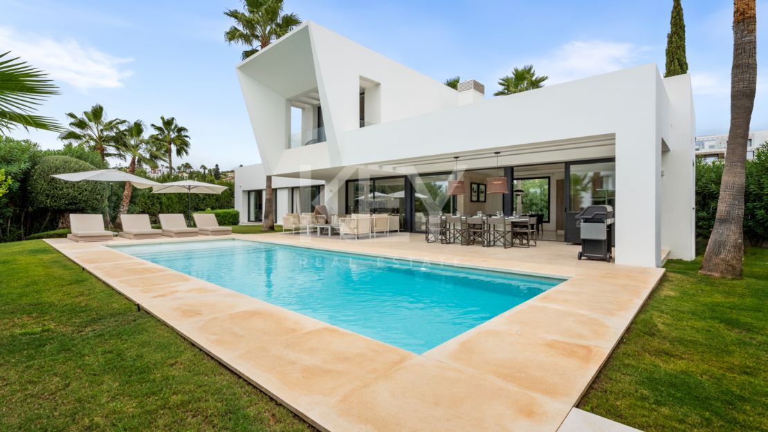 Villa El Paraiso: modern villa close to the beach in New Golden Mile, Estepona