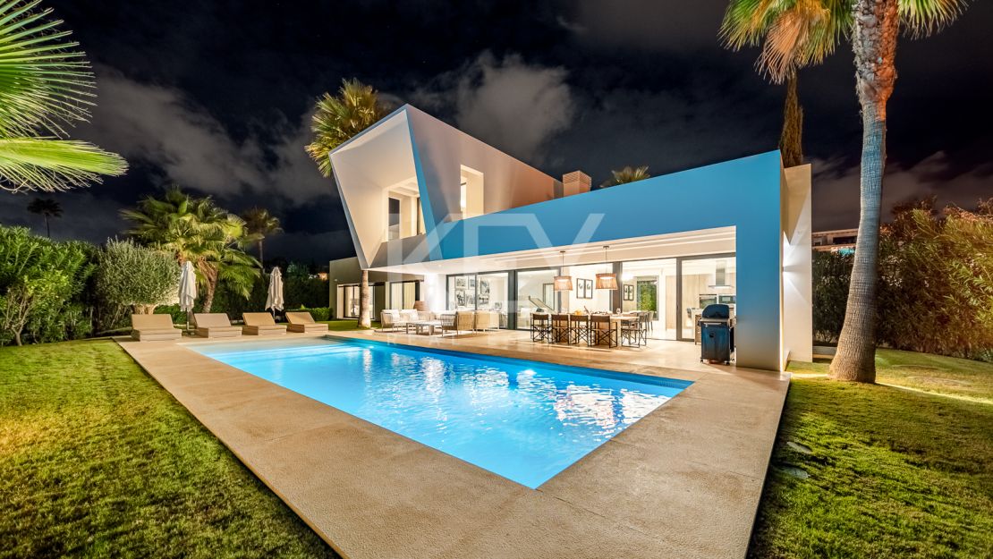 Villa El Paraiso: modern villa close to the beach in New Golden Mile, Estepona
