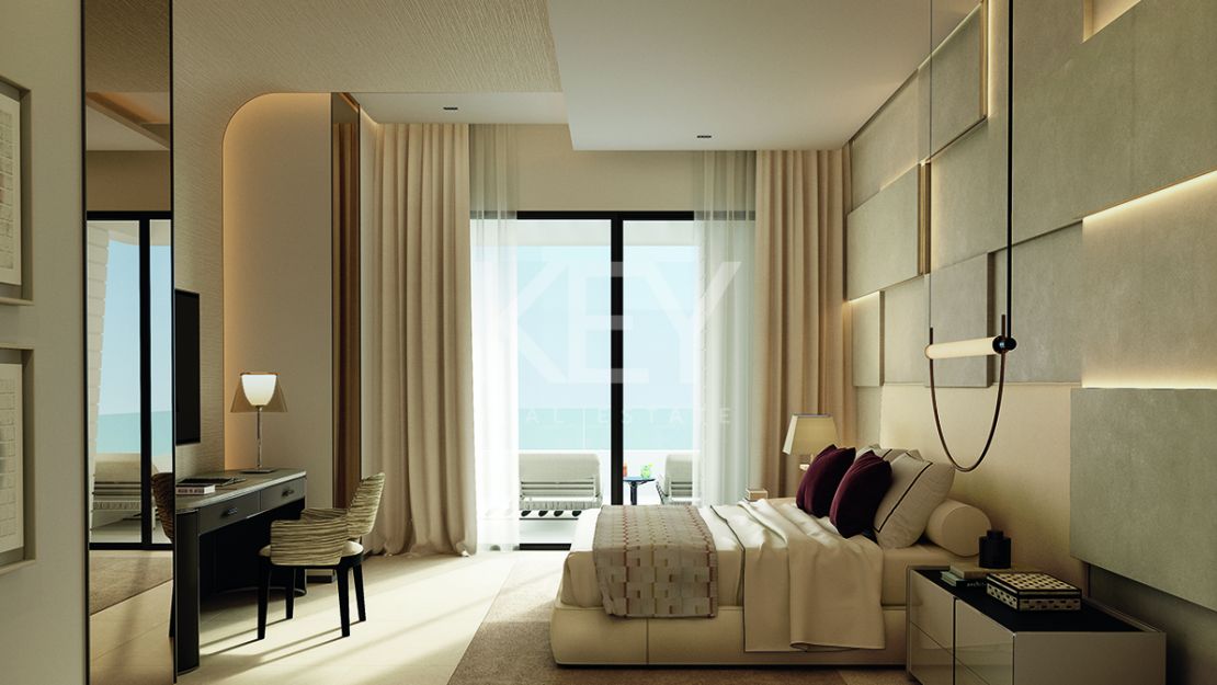 Lujosa villa pareada situada en primera línea de playa en Las Chapas, Marbella