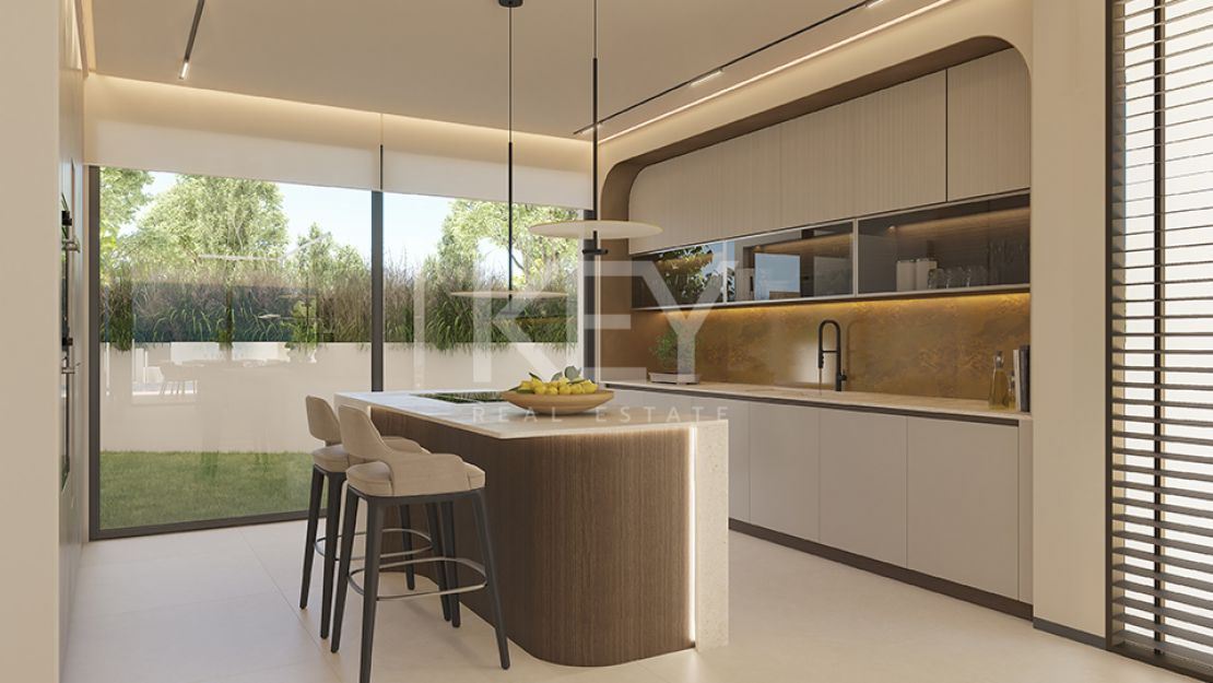 Lujosa villa pareada situada en primera línea de playa en Las Chapas, Marbella