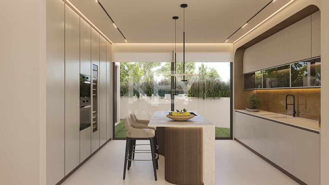 Lujosa villa pareada situada en primera línea de playa en Las Chapas, Marbella