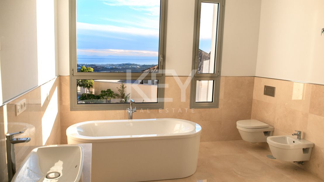 New gated villa in Los Arqueros, Benahavis