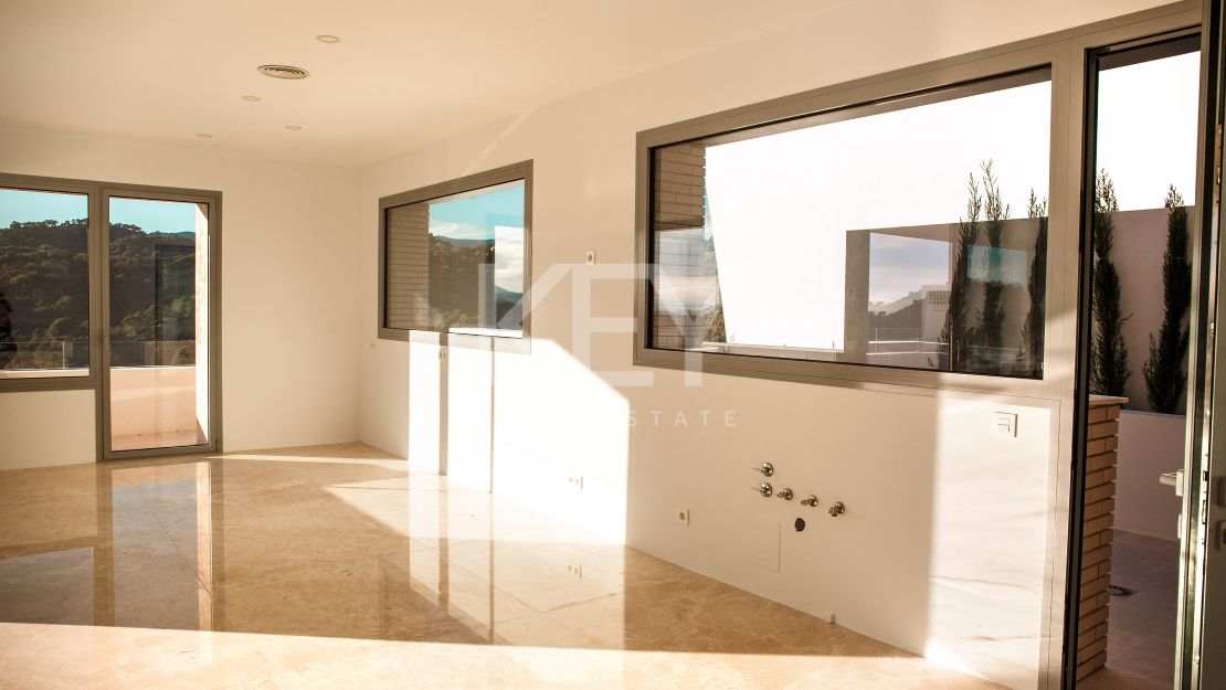 New gated villa in Los Arqueros, Benahavis