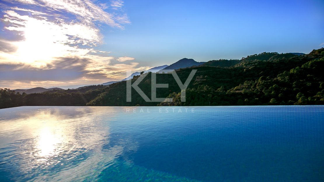 New gated villa in Los Arqueros, Benahavis
