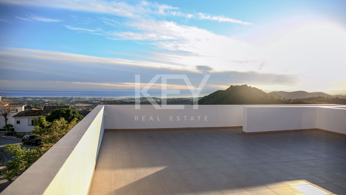 New gated villa in Los Arqueros, Benahavis