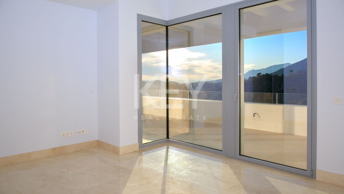 New gated villa in Los Arqueros, Benahavis