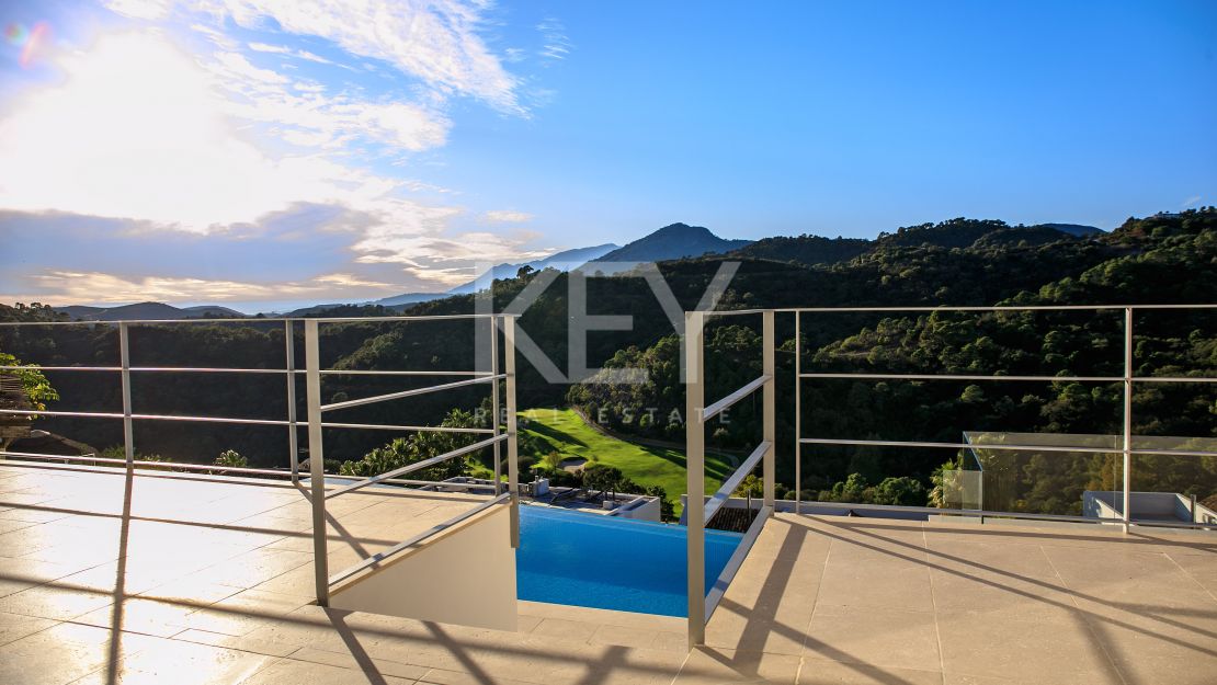 New gated villa in Los Arqueros, Benahavis