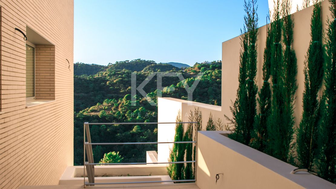 New gated villa in Los Arqueros, Benahavis