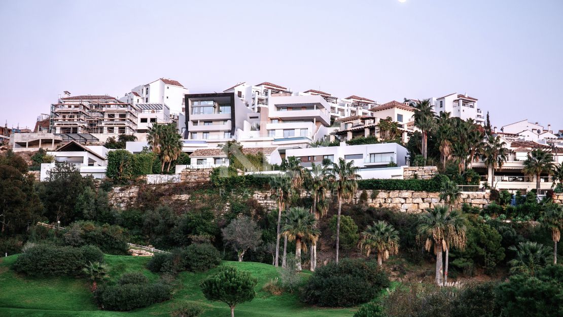 New gated villa in Los Arqueros, Benahavis