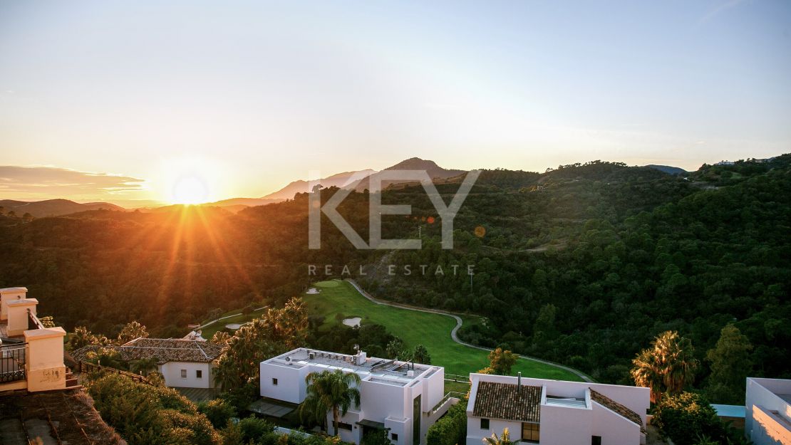 New gated villa in Los Arqueros, Benahavis