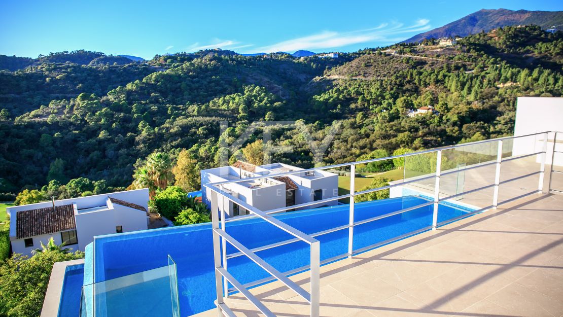 New gated villa in Los Arqueros, Benahavis