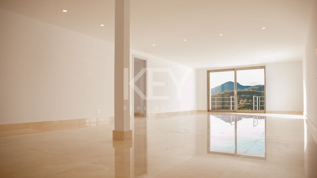 New gated villa in Los Arqueros, Benahavis