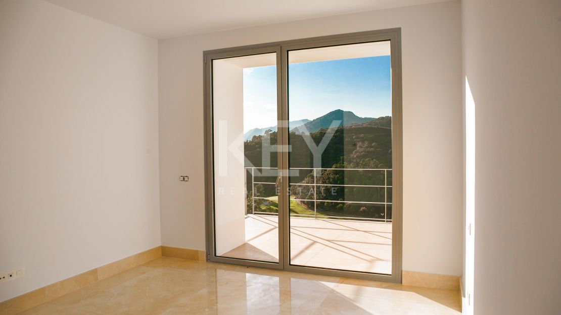New gated villa in Los Arqueros, Benahavis