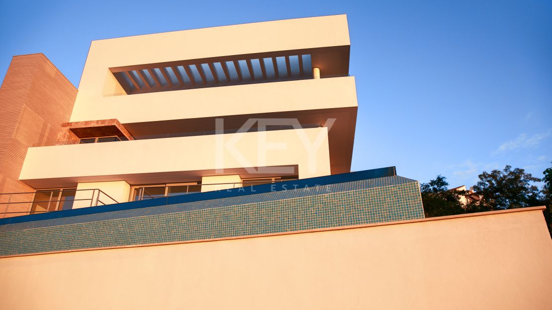 New gated villa in Los Arqueros, Benahavis