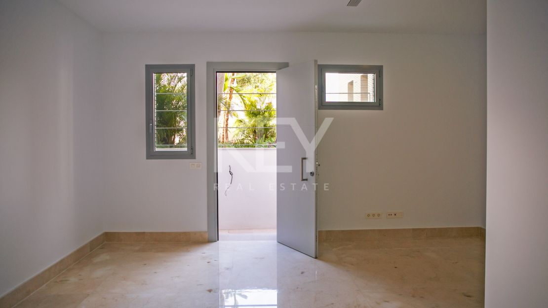 New gated villa in Los Arqueros, Benahavis