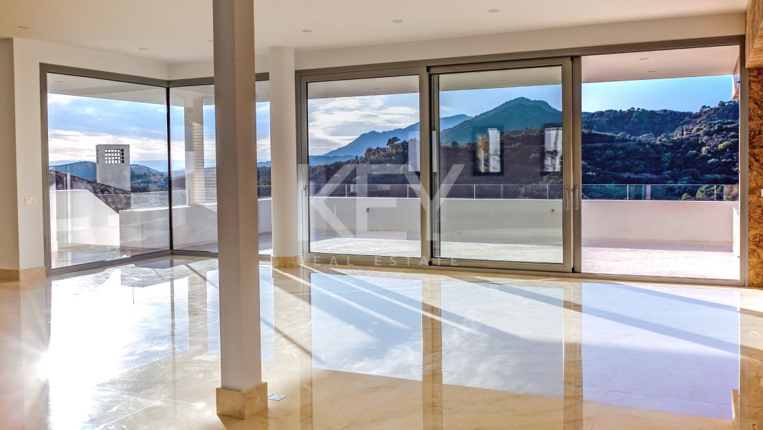 New gated villa in Los Arqueros, Benahavis