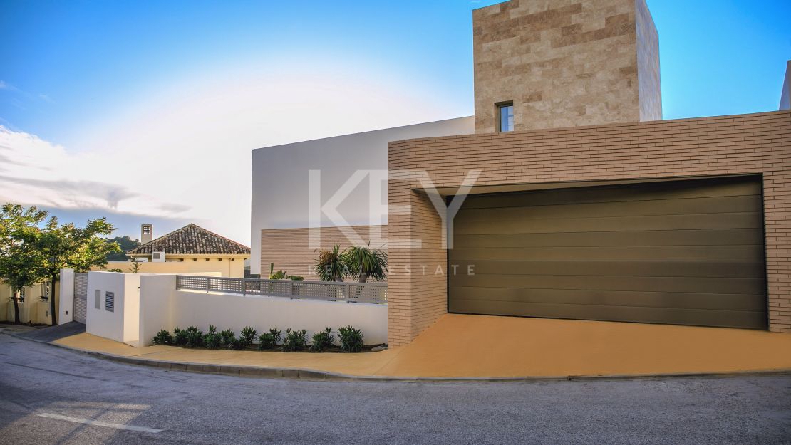 New gated villa in Los Arqueros, Benahavis