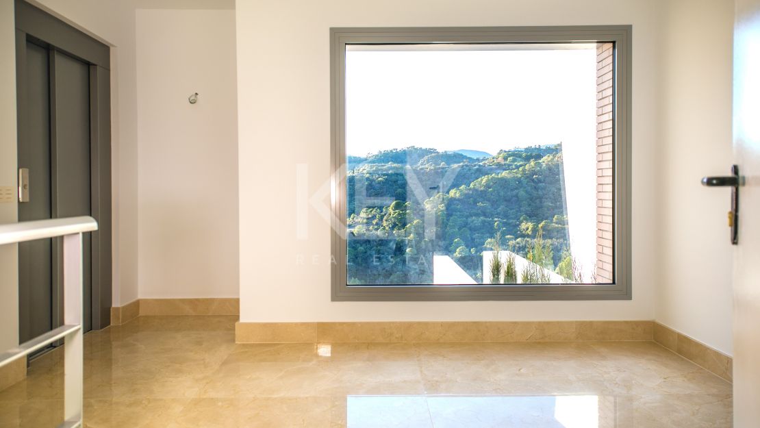 New gated villa in Los Arqueros, Benahavis