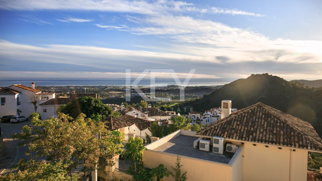 New gated villa in Los Arqueros, Benahavis