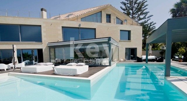 Villa New Bay: Perfecta villa de lujo frente al mar en El Rosario, Marbella para alquiler a corto plazo