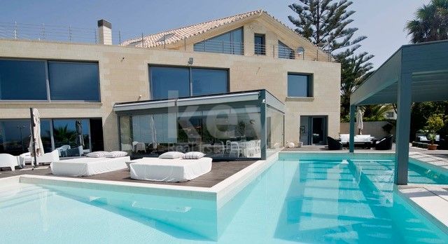 Villa New Bay: villa moderna frente al mar en El Rosario, Marbella Este