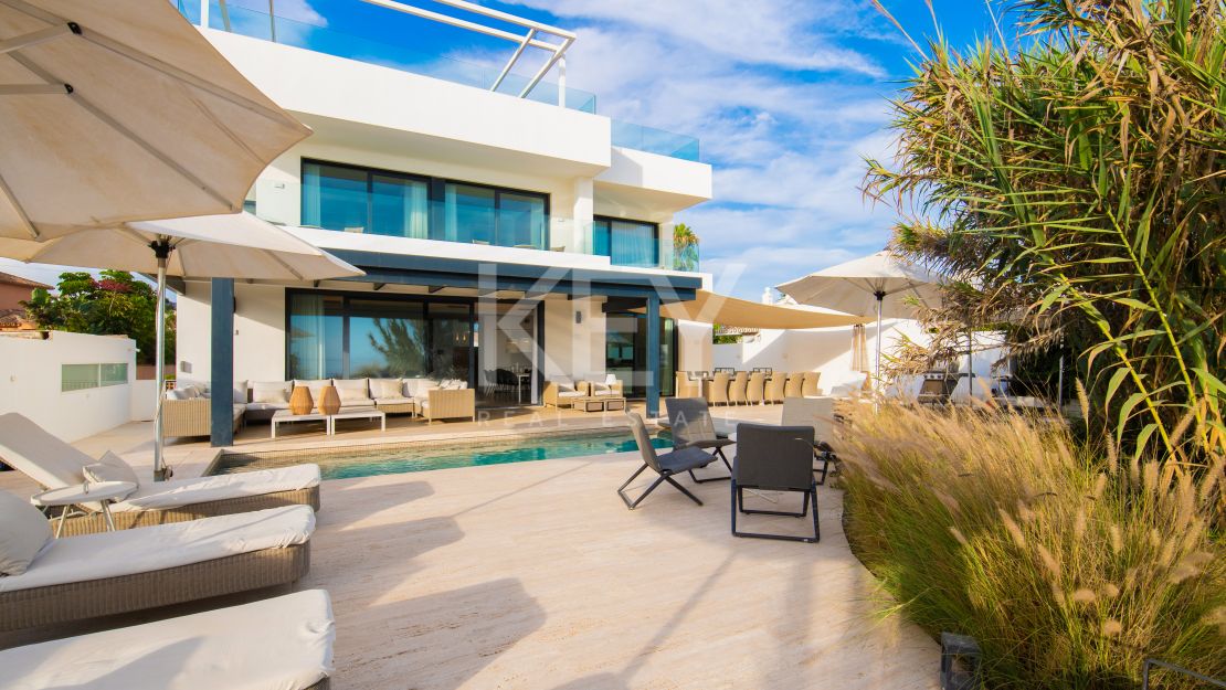 Villa Santorini: Luxury beachfront villa in Costabella, Marbella for short-term rental
