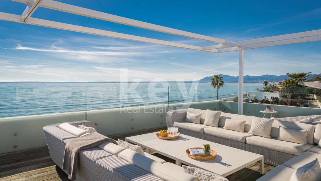 Villa Santorini: lujosa villa moderna en primera línea de playa en Costabella, Marbella