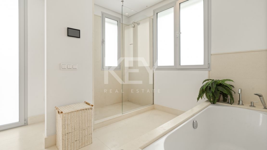 Villa contemporánea junto a la playa - a pasos del mar y Puerto Banús en Cortijo Blanco