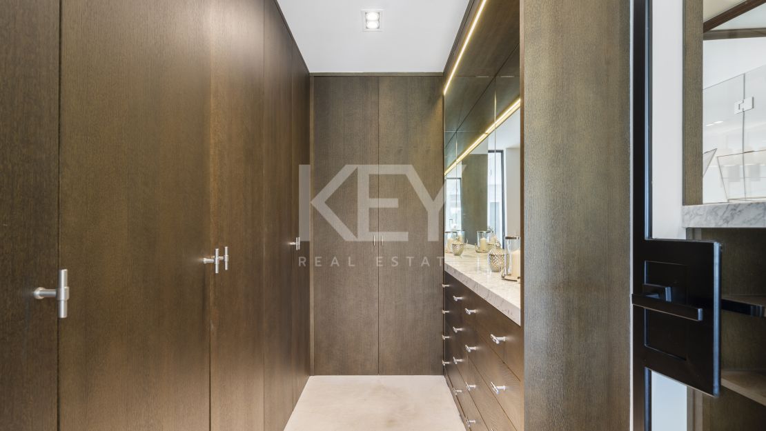 Вилла на первой линии гольфа на продажу в Лос-Наранхос гольф, Нуэва Андалусия