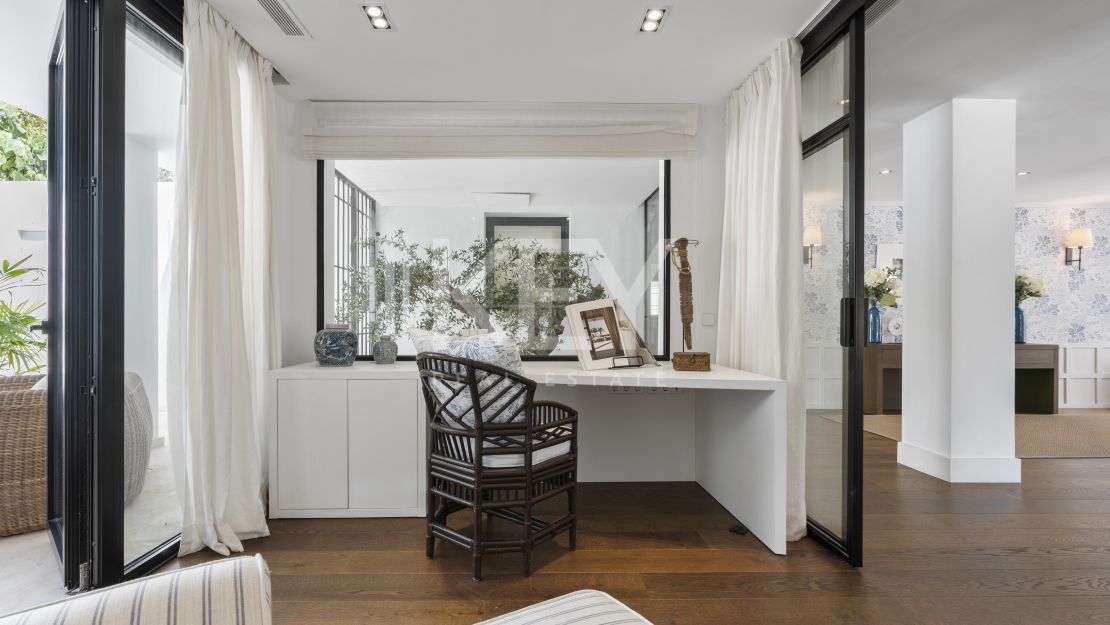 Вилла на первой линии гольфа на продажу в Лос-Наранхос гольф, Нуэва Андалусия