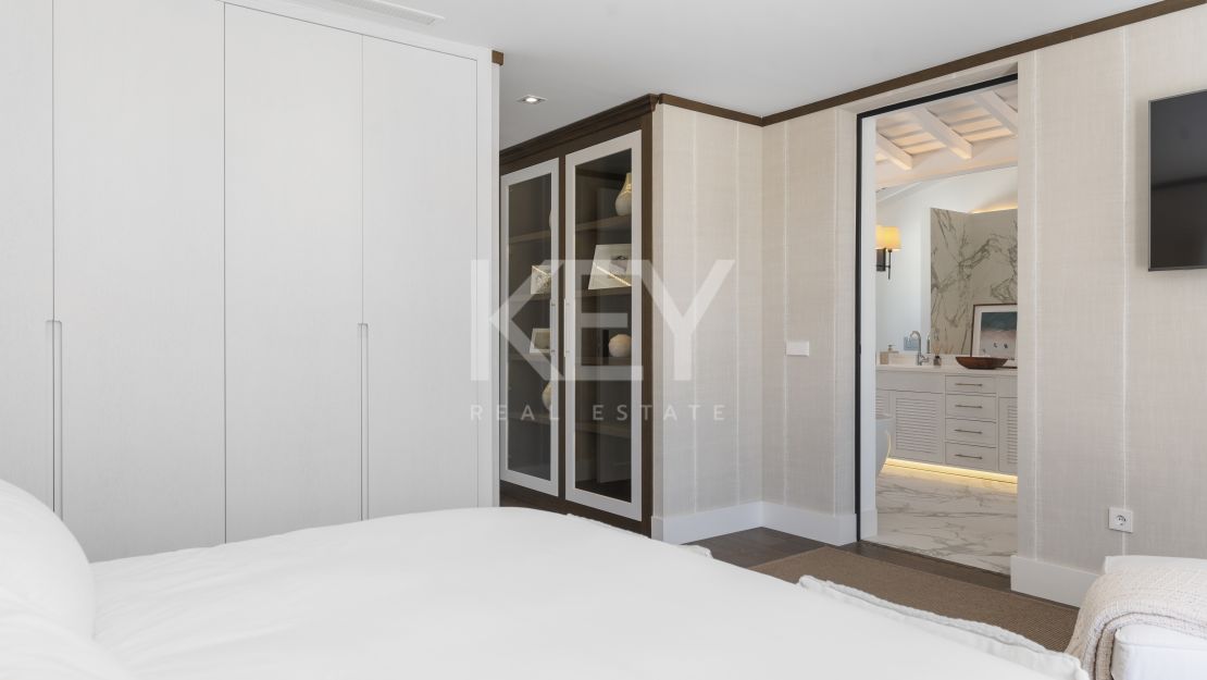 Вилла на первой линии гольфа на продажу в Лос-Наранхос гольф, Нуэва Андалусия