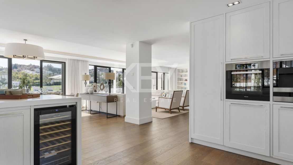 Вилла на первой линии гольфа на продажу в Лос-Наранхос гольф, Нуэва Андалусия