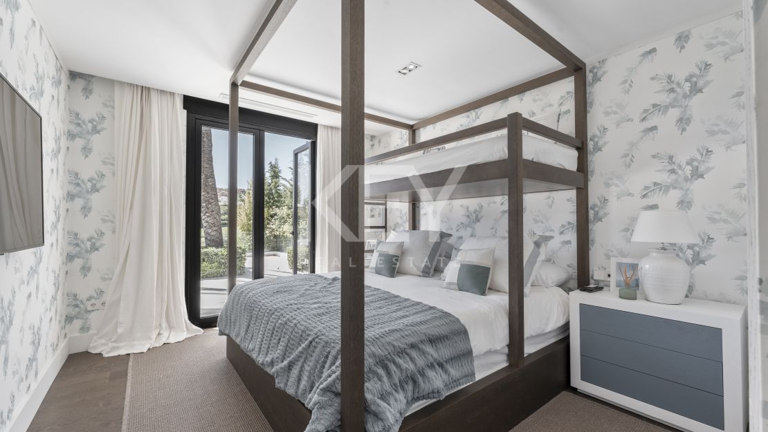 Вилла на первой линии гольфа на продажу в Лос-Наранхос гольф, Нуэва Андалусия