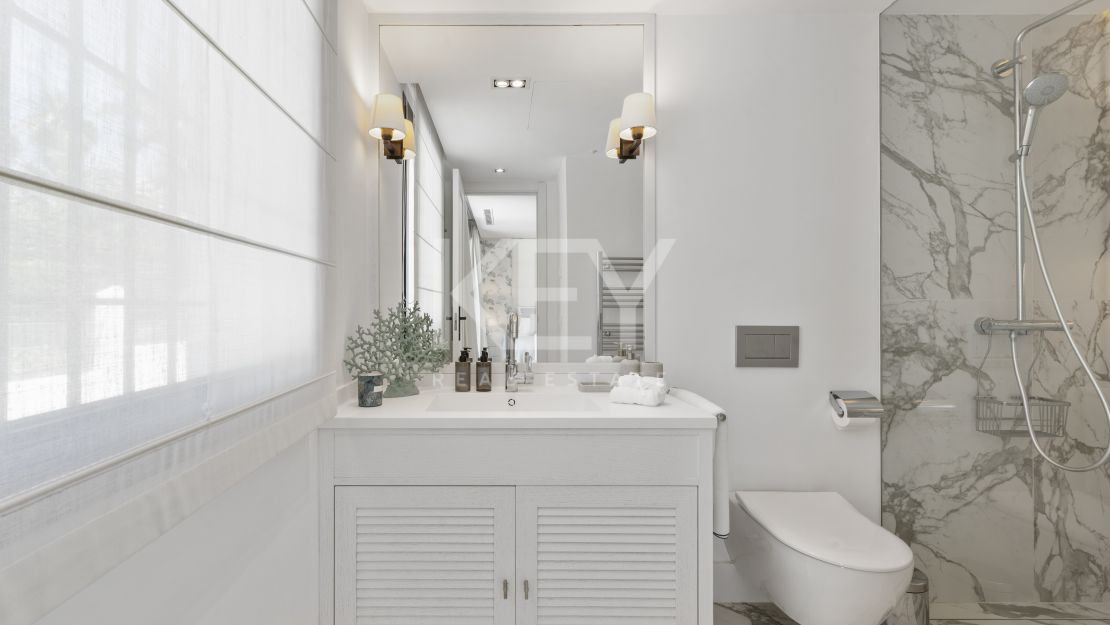 Вилла на первой линии гольфа на продажу в Лос-Наранхос гольф, Нуэва Андалусия