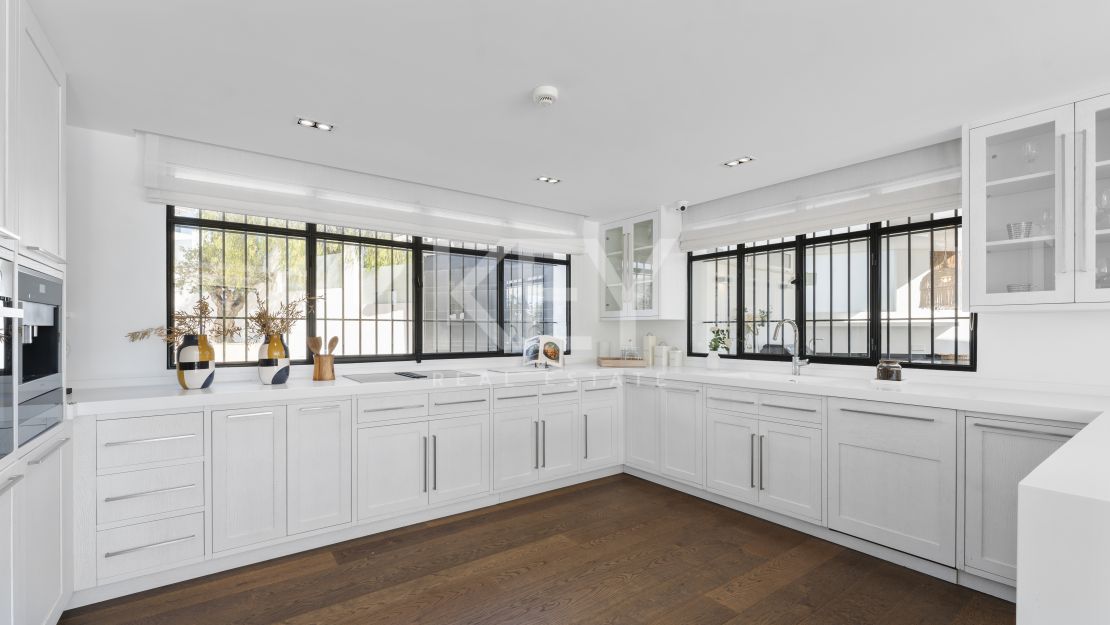 Вилла на первой линии гольфа на продажу в Лос-Наранхос гольф, Нуэва Андалусия