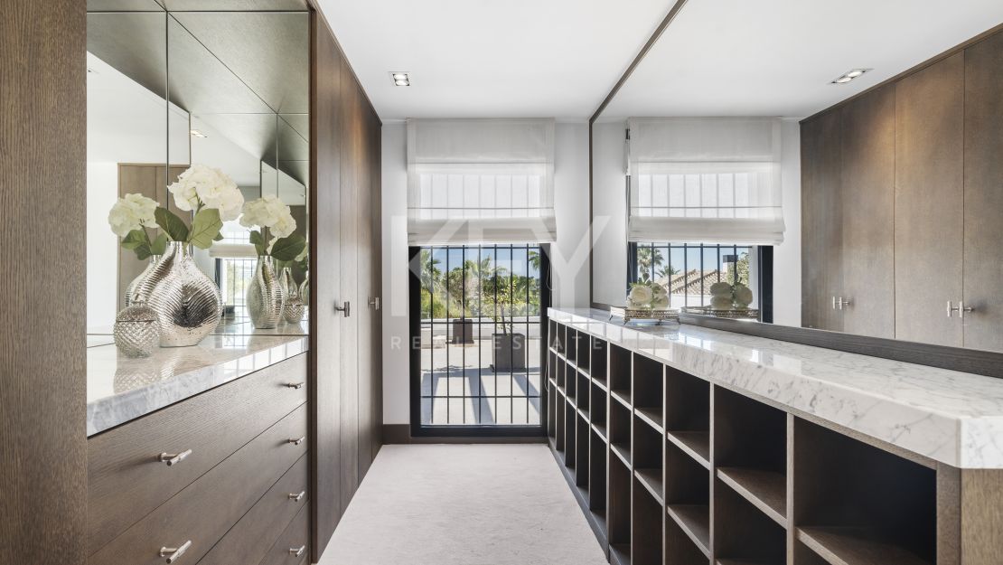 Вилла на первой линии гольфа на продажу в Лос-Наранхос гольф, Нуэва Андалусия