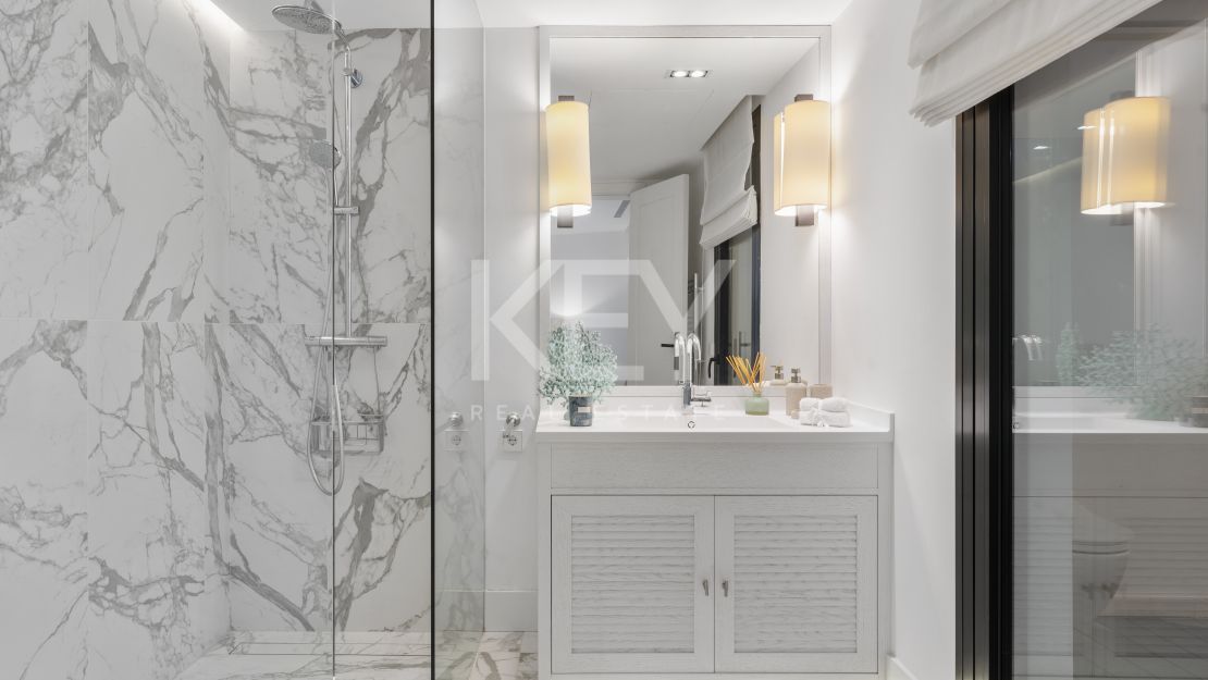 Вилла на первой линии гольфа на продажу в Лос-Наранхос гольф, Нуэва Андалусия