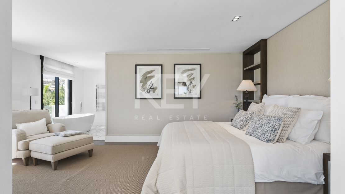 Вилла на первой линии гольфа на продажу в Лос-Наранхос гольф, Нуэва Андалусия