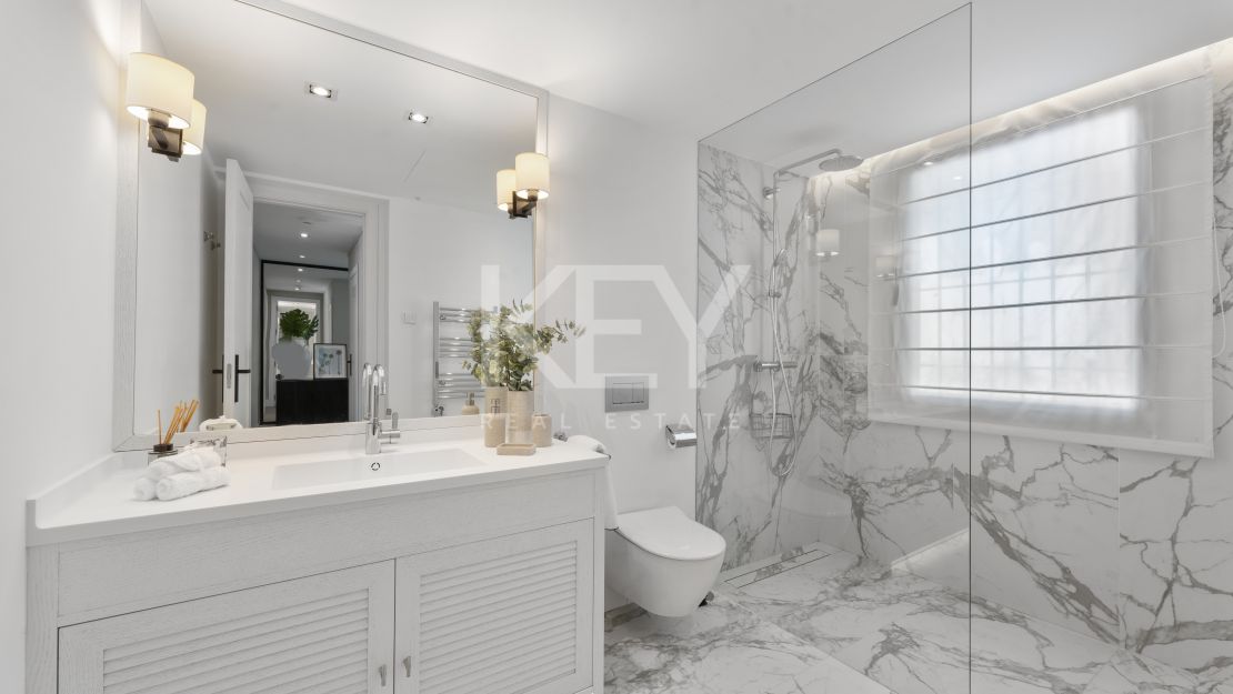 Вилла на первой линии гольфа на продажу в Лос-Наранхос гольф, Нуэва Андалусия