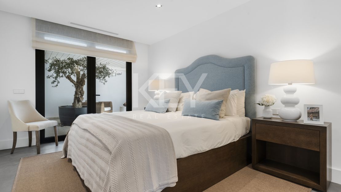 Вилла на первой линии гольфа на продажу в Лос-Наранхос гольф, Нуэва Андалусия