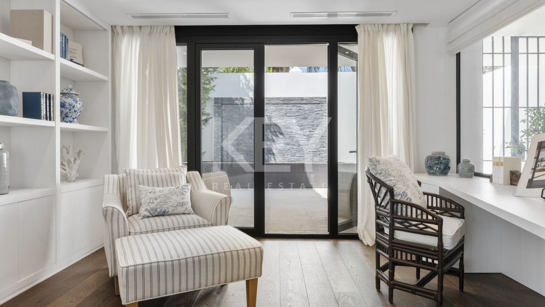 Вилла на первой линии гольфа на продажу в Лос-Наранхос гольф, Нуэва Андалусия