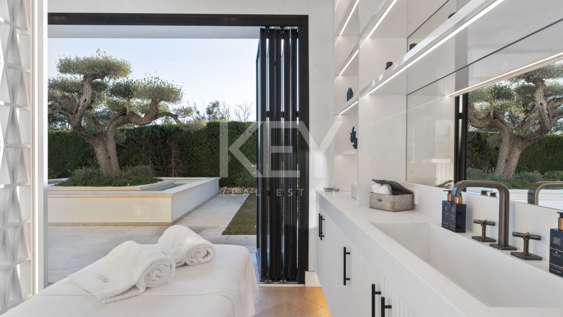 Вилла на первой линии гольфа на продажу в Лос-Наранхос гольф, Нуэва Андалусия