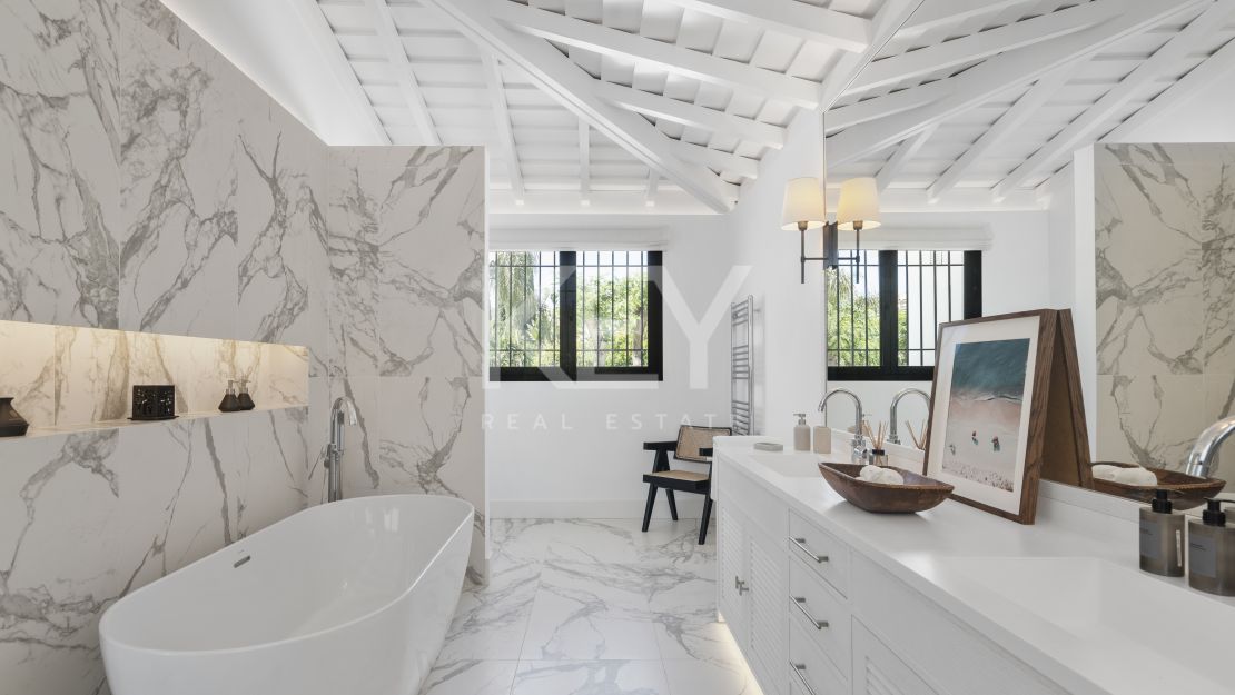 Вилла на первой линии гольфа на продажу в Лос-Наранхос гольф, Нуэва Андалусия