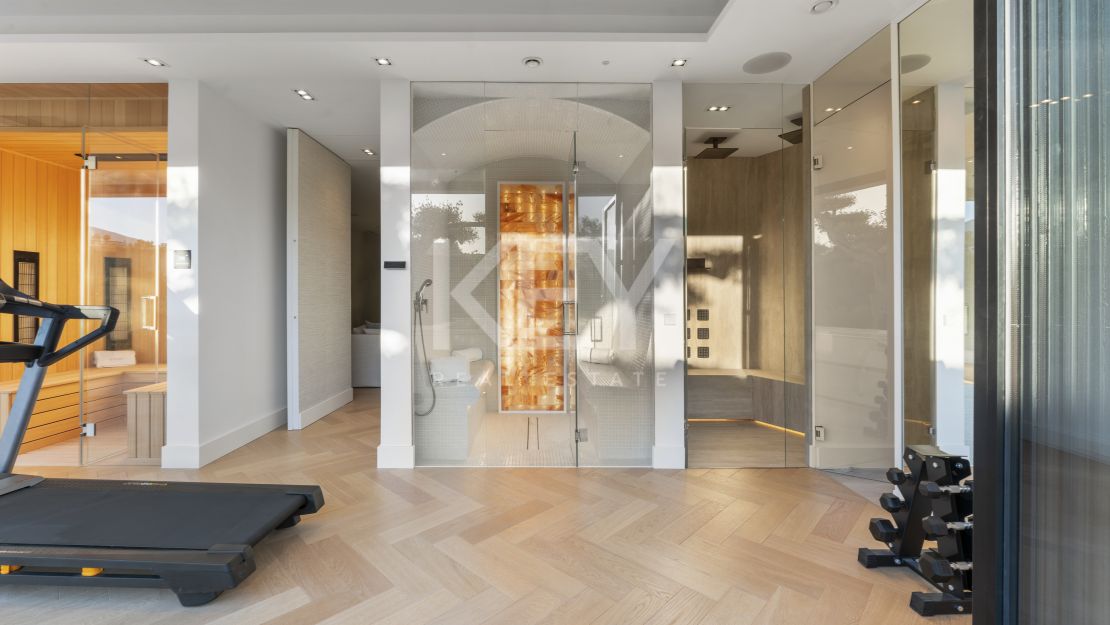 Вилла на первой линии гольфа на продажу в Лос-Наранхос гольф, Нуэва Андалусия