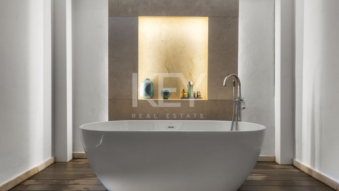 Вилла на первой линии гольфа на продажу в Лос-Наранхос гольф, Нуэва Андалусия