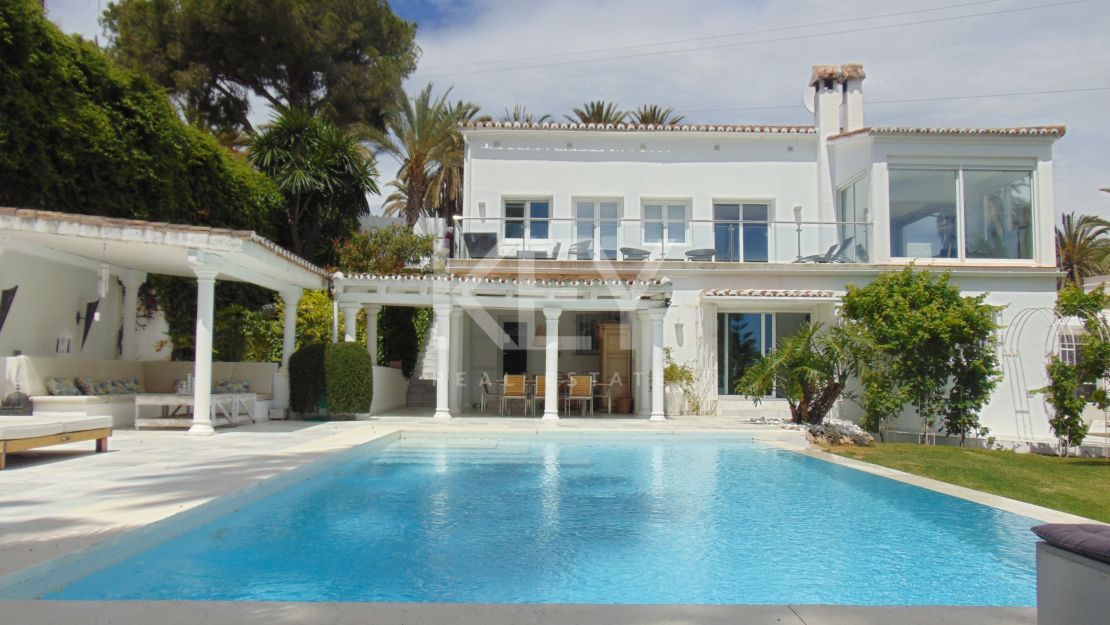 Luxury Retreat in Las Brisas: Short-term Rental Villa with Stunning Infinity Pool and Breathtaking Views