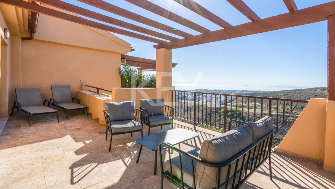 Penthouse with a view in gated community in Benahavís