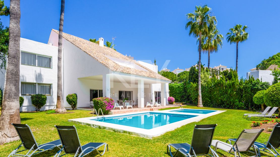 Villa a poca distancia de la playa en Puerto Banús, Marbella