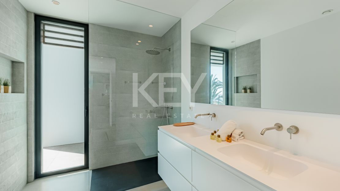 Modern villa in frontline beach New Golden Mile, Estepona