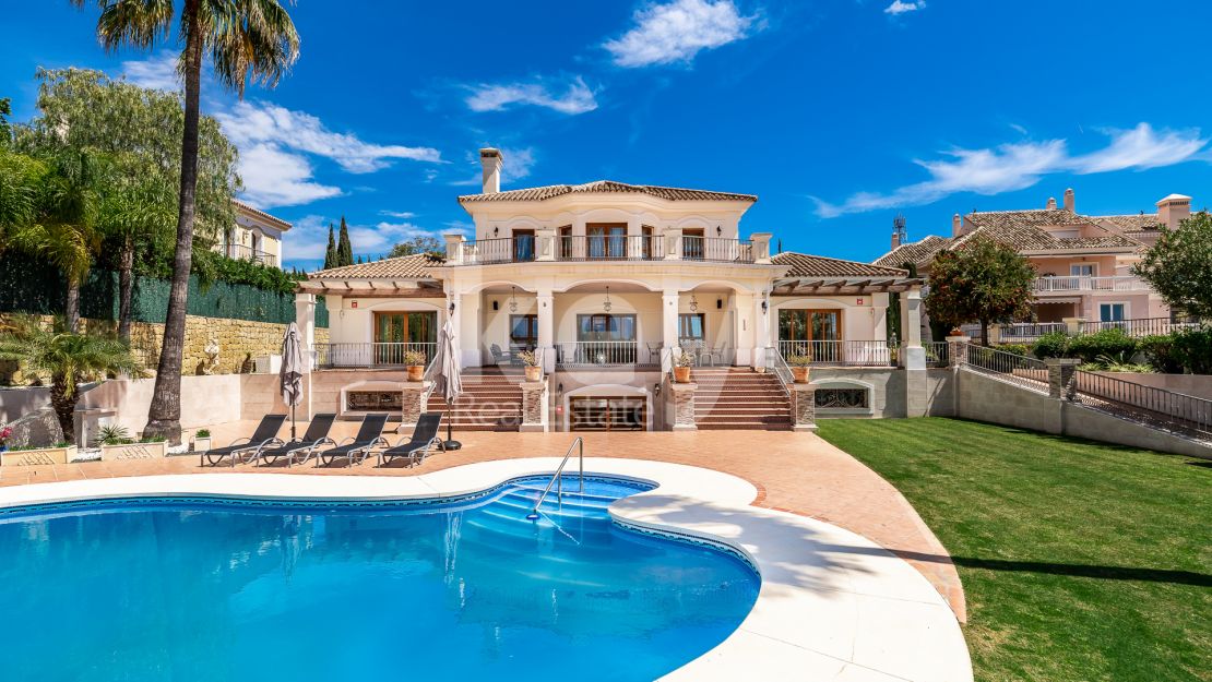 Beautiful villa for short term rental in front line golf in Los Flamingos, Benahavis.